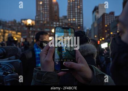 NEW YORK, NY - 19. MÄRZ: Andrew Yang nimmt an einer Friedensmahnwache Teil, um die Opfer von Angriffen auf Asiaten am 19. März 2021 im Union Square Park in New York City zu ehren. Am 16th. März wurden acht Menschen bei einem Angriff, der Terror durch die asiatische Gemeinschaft ausschickte, in drei Spa-Einrichtungen in Atlanta, Georgia, getötet, von denen sechs asiatische Frauen waren. Kredit: Ron Adar/Alamy Live Nachrichten Stockfoto