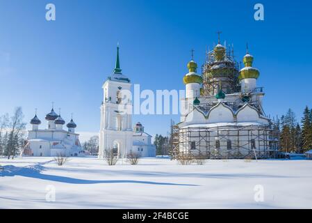 Cathedral Square an einem sonnigen Februartag. Kargopol, Russland Stockfoto