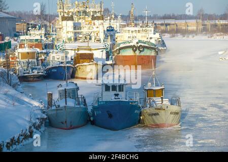 VYTEGRA, RUSSLAND - 23. FEBRUAR 2021: Schiffe überwintern im Flusshafen an einem frostigen Februartag Stockfoto