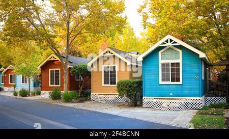 Bunte Holzhäuser in einer Reihe, Napa Valley, Kalifornien, USA Stockfoto