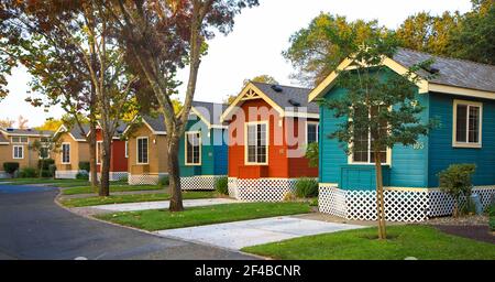 Bunte Holzhäuser in einer Reihe, Napa Valley, Kalifornien, USA Stockfoto