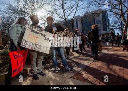 State College, Usa. März 2021, 19th. Demonstranten halten am 19. März 2021 im State College, Pennsylvania, Schilder ab. Die Koalition von 3/20 organisierte einen Protest und einen marsch, um den zweiten Jahrestag des Erschießens und Tötens von Osaze Osagie durch die Polizei des State College in seiner Wohnung zu begehen. (Foto von Paul Weaver/Sipa USA) Quelle: SIPA USA/Alamy Live News Stockfoto