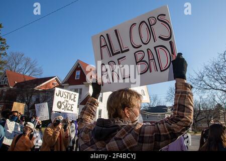 State College, Usa. März 2021, 19th. Demonstranten halten am 19. März 2021 im State College, Pennsylvania, Schilder ab. Die Koalition von 3/20 organisierte einen Protest und einen marsch, um den zweiten Jahrestag des Erschießens und Tötens von Osaze Osagie durch die Polizei des State College in seiner Wohnung zu begehen. (Foto von Paul Weaver/Sipa USA) Quelle: SIPA USA/Alamy Live News Stockfoto