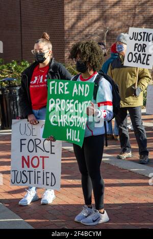 State College, Usa. März 2021, 19th. Demonstranten halten am 19. März 2021 im State College, Pennsylvania, Schilder ab. Die Koalition von 3/20 organisierte einen Protest und einen marsch, um den zweiten Jahrestag des Erschießens und Tötens von Osaze Osagie durch die Polizei des State College in seiner Wohnung zu begehen. (Foto von Paul Weaver/Sipa USA) Quelle: SIPA USA/Alamy Live News Stockfoto