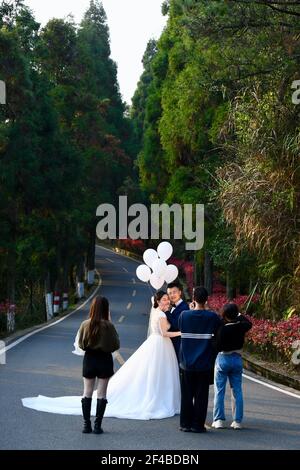 (210320) -- FUZHOU, 20. März 2021 (Xinhua) -- EIN Paar posiert für Hochzeitsfotos am malerischen Ort von Gushan in Fuzhou, südöstlich der Provinz Fujian in China, 16. März 2021. Umgeben von Hügeln und Bergen auf drei Seiten, ist die Küstenstadt Fuzhou die Hauptstadt der Provinz Fujian, südöstlich von China. Mit ihrem reichen kulturellen und historischen Erbe ist die Hauptstadt mit ihrem Spitznamen Banyan City beliebter, da zahlreiche banyan-Bäume in der ganzen Stadt gepflanzt werden und den Bürgern entlang der Straßen und Straßen Schatten spenden. Mit dem Minjiang Fluss durch die Stadt fließt, genießt Fuzhou ein günstiges Klima und h Stockfoto