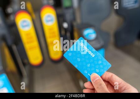 Mit der Compass Card gelangen Sie in die Tarifzone am Ausgang des Skytrain-Bahnhofs Richmond-Brighouse. Richmond, British Columbia, Kanada. Stockfoto