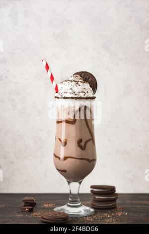 Schokoladencocktail Getränk mit Plätzchen und Sahne. Schlammlader köstliche Schokolade Cocktail, Milchshake oder Smoothie, kopieren Raum. Stockfoto