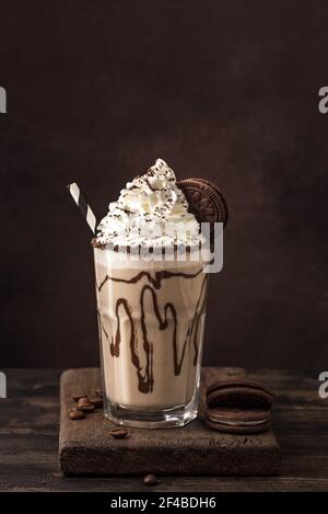 Cold Coffee Frappuccino (Frappe) Server mit Schokoladenkeksen und Schlagsahne. Schlammrutsche köstliche Dessert Kaffee trinken. Stockfoto