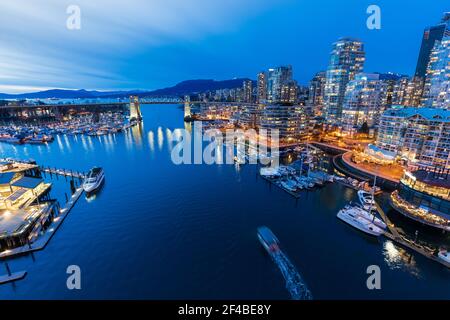 Wunderschöne Aussicht auf die Skyline von Vancouver bei Sonnenuntergang, False Creek Harbour, British Columbia. Kanada. Stockfoto