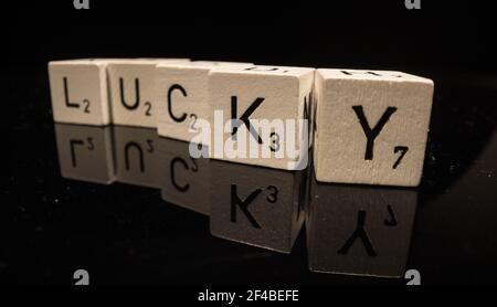 Buchstaben auf Würfel schreiben das Wort Glück Stockfoto