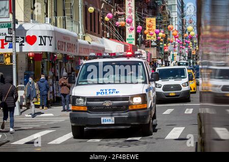 (210320) -- NEW YORK, 20. März 2021 (Xinhua) -- Polizeiautos werden in Chinatown von New York, USA, patrouilliert, 19. März 2021. Das New Yorker Polizeidezernat hat die Sicherheit für die asiatischen Viertel in New York City als Vorsichtsmaßnahme und als direkte Reaktion auf die Erschießungen in Atlanta erhöht, bei denen acht Menschen getötet wurden, von denen sechs Asiaten und zwei Weiße waren. (Foto von Michael Nagle/Xinhua) Stockfoto