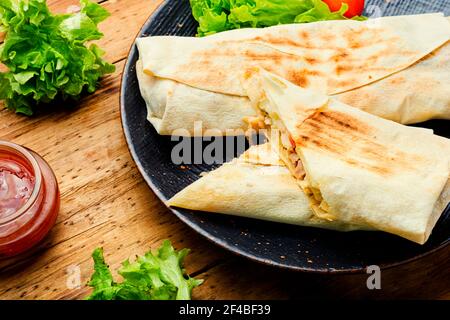 Hühnershawarma aus gebratenem Fleisch in Pita Bread.Döner verpackt Kebab Stockfoto