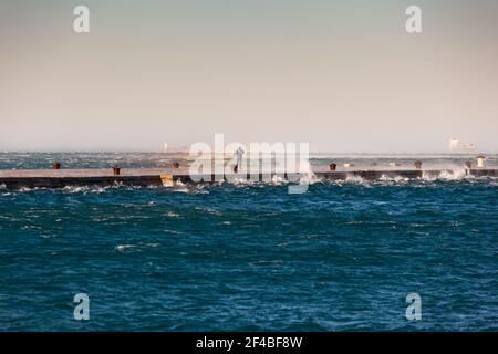 Blick auf den Bora Wind in Triest, Italien Stockfoto