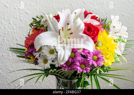 Gemischte Frühlingsblumen Bouquet auf der Wand Hintergrund Nahaufnahme. Schöne bunte Blumen Blumenstrauß für jede Grußkarte Design für Muttertag, Frauentag Stockfoto