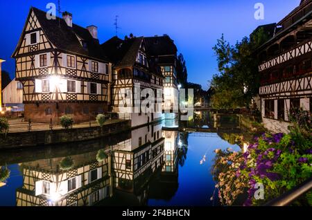 Straßburg, Frankreich, August 2019. Im Herzen der Altstadt zauberhafter Blick auf die Kanäle, wo sich die typischen historischen Häuser spiegeln. Menschen