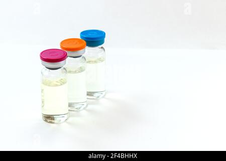 Coronavirus-Impfstoff, Fläschchen, Dosis, Grippeschutzmittel, Impfung, Unterspritzung, auf weißem Hintergrund. Impfkonzept. Unmarkierte Impfstofffläschchen. Stockfoto