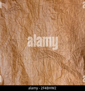 Leere Textur von hartem zerknittertem braunem Geschenkpapier. Zerknittertes Kraftpapier. Stockfoto