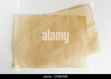 Backpapier, isoliert auf weißem Hintergrund, Draufsicht. Pergament zum kulinarischen Backen. Stockfoto