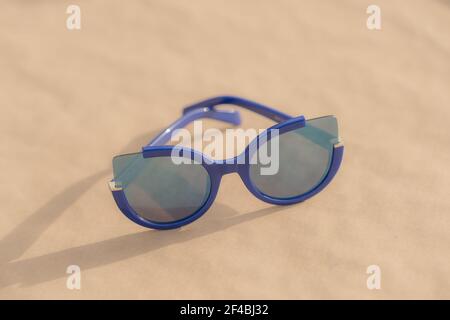 Katzenaugen Sonnenbrille spezielles Modell für Frauen mit blauen Linsen schießen außerhalb Nahaufnahme. Selektiver Fokus Stockfoto