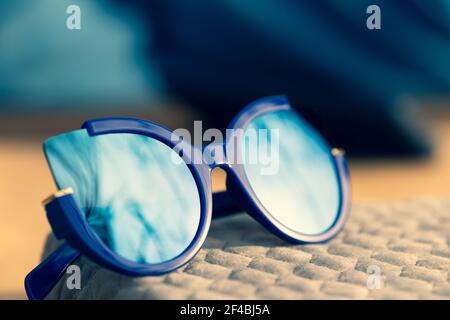 Katzenaugen Sonnenbrille spezielles Modell für Frauen mit blauen Linsen schießen außerhalb Nahaufnahme. Selektiver Fokus Stockfoto