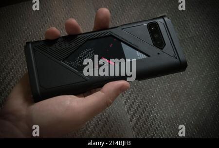 Belgrad, Serbien – 19th. März 2021: Asus ROG Phone 5, Blick von hinten in die Hand eines Mannes Stockfoto