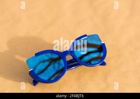 Katzenaugen Sonnenbrille spezielles Modell für Frauen mit blauen Linsen schießen außerhalb Nahaufnahme. Selektiver Fokus Stockfoto