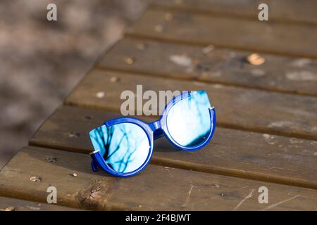 Katzenaugen Sonnenbrille spezielles Modell für Frauen mit blauen Linsen schießen außerhalb Nahaufnahme. Selektiver Fokus Stockfoto