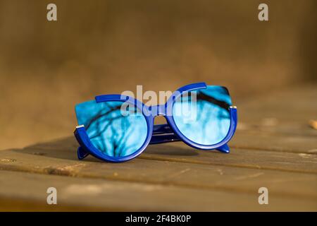 Katzenaugen Sonnenbrille spezielles Modell für Frauen mit blauen Linsen schießen außerhalb Nahaufnahme. Selektiver Fokus Stockfoto
