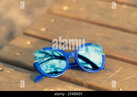 Katzenaugen Sonnenbrille spezielles Modell für Frauen mit blauen Linsen schießen außerhalb Nahaufnahme. Selektiver Fokus Stockfoto