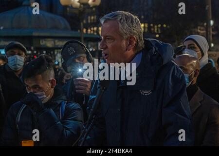 Der Bürgermeister von New York, Bill de Blasio, spricht bei einer Friedensmahnwache zu Ehren der Opfer von Angriffen auf Asiaten im Union Square Park.am 16th. März wurden acht Menschen in drei Spa-Einrichtungen in Atlanta, Georgia, getötet. In einem Angriff, der Terror durch die asiatische Gemeinschaft schickte. Stockfoto