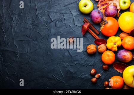 Große Auswahl an Früchten, Trauben und Nüssen.Herbst Stillleben Stockfoto
