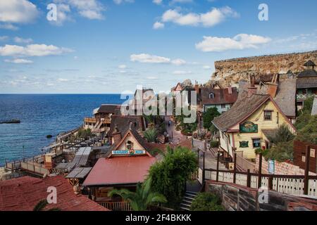 Holzgebäude in Popeye Village in Anchor Bay, Malta. Stockfoto