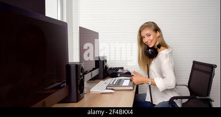 Der Toningenieur überprüft vor Beginn der Arbeiten die Richtigkeit des Audiorecorders. Atmosphäre produziert Musik in einem professionellen Aufnahmestudio. Stockfoto