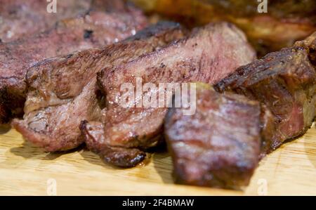 Über kochen Tomahawk Steak auf Holzplatte. Nahaufnahme Stockfoto