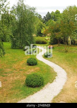 Schmaler Pfad zwischen den Bäumen in Vallee-aux-Loups in Châtenay-Malabry, Hauts-de-seine, Île-de-France, Frankreich. Stockfoto