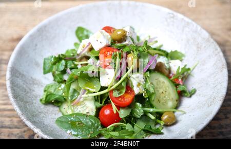 Gemischter griechischer Salat mit Feta-Käse aus nächster Nähe Stockfoto