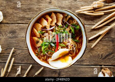 Japanische nationale Ramen-Nudelsuppe mit Huhn Stockfoto