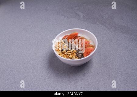 Traditionelles Dessert indisch, Chia Pfützen in Schüsseln, Trockenobst Belag Stockfoto