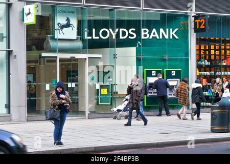 London, Vereinigtes Königreich - 02. Februar 2019: Menschen gehen vor der Lloyds Bank Filiale in Victoria. Es ist die britische Handels- und Privatbank, die 1 gegründet wurde Stockfoto