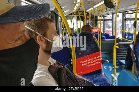 London, Vereinigtes Königreich - 24. August 2020: Fahrgäste, die im öffentlichen Nahverkehr Bus mit Gesichtsmaul-Virus-Masken. Diese sind in London obligatorisch Stockfoto