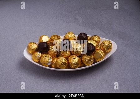 Gesunde hausgemachte Palo Chocolate Energy Balls mit Haferflocken, Nüsse, Datteln und Schia Seeds, horizontal, Kopie space.chocolate in goldenem Papier verpackt. Stockfoto