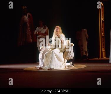 REPRESENTACION DE ENRIQUE IV - ADAPTACION DE LA NOVELA DE PIRANDELLO. Autor: TAMAYO JOSE. ORT: TEATRO BELLAS ARTES. MADRID. SPANIEN. ENRIQUE IV DEL SACRO IMPERIO ROMANO. JOSE MARIA RODERO. Stockfoto