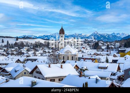 Blick auf Nesselwang vor den Alpen im Winter, Ostallgäu, Allgäu, Schwaben, Bayern, Deutschland, Europa Stockfoto