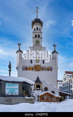 Rathausplatz mit dem Rathaus im Winter, Kempten, Allgäu, Oberschwaben, Schwaben, Bayern, Deutschland, Europa Stockfoto