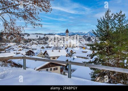 Blick auf Nesselwang vor den Alpen im Winter, Ostallgäu, Allgäu, Schwaben, Bayern, Deutschland, Europa Stockfoto