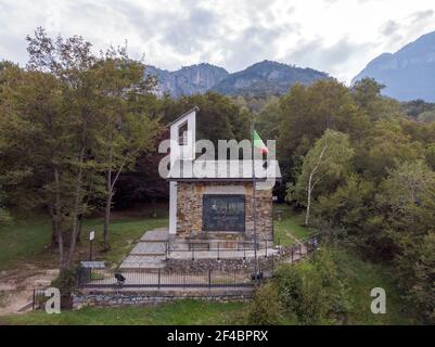 Luftaufnahme der kleinen Kirche in Menaggio, Comer See, Italien Stockfoto