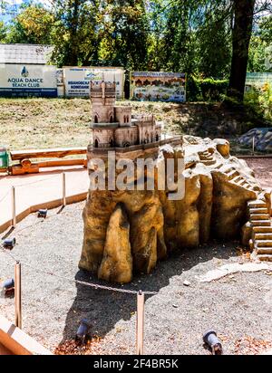 Die Anlage des Schlosses Schwalbennest in Jalta im Park 'Krim in Miniatur auf der Palme' - Bachtschissaray, Krim, Russland. Stockfoto