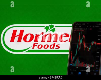 Ukraine. März 2021, 20th. In dieser Abbildung werden die Börseninformationen der Hormel Foods Corporation auf einem Smartphone mit dem Hormel Foods Corporation Logo im Hintergrund angezeigt. Kredit: Igor Golovniov/SOPA Images/ZUMA Wire/Alamy Live Nachrichten Stockfoto