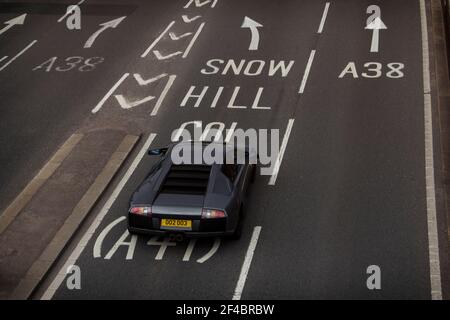 Grauer Lamborghini Murcielago-Superwagen, der auf einer Autobahn im Zentrum von Birmingham, England, gefahren wurde. Stockfoto