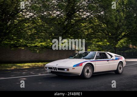 Weißer BMW M1 klassischer Supersportwagen auf einer Straße im Zentrum von Dublin, Irland. Stockfoto